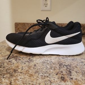 Nike Tanjun Women's Sneakers Sz 10 Black and White Worn